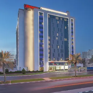 Hampton By Hilton Airport מלון